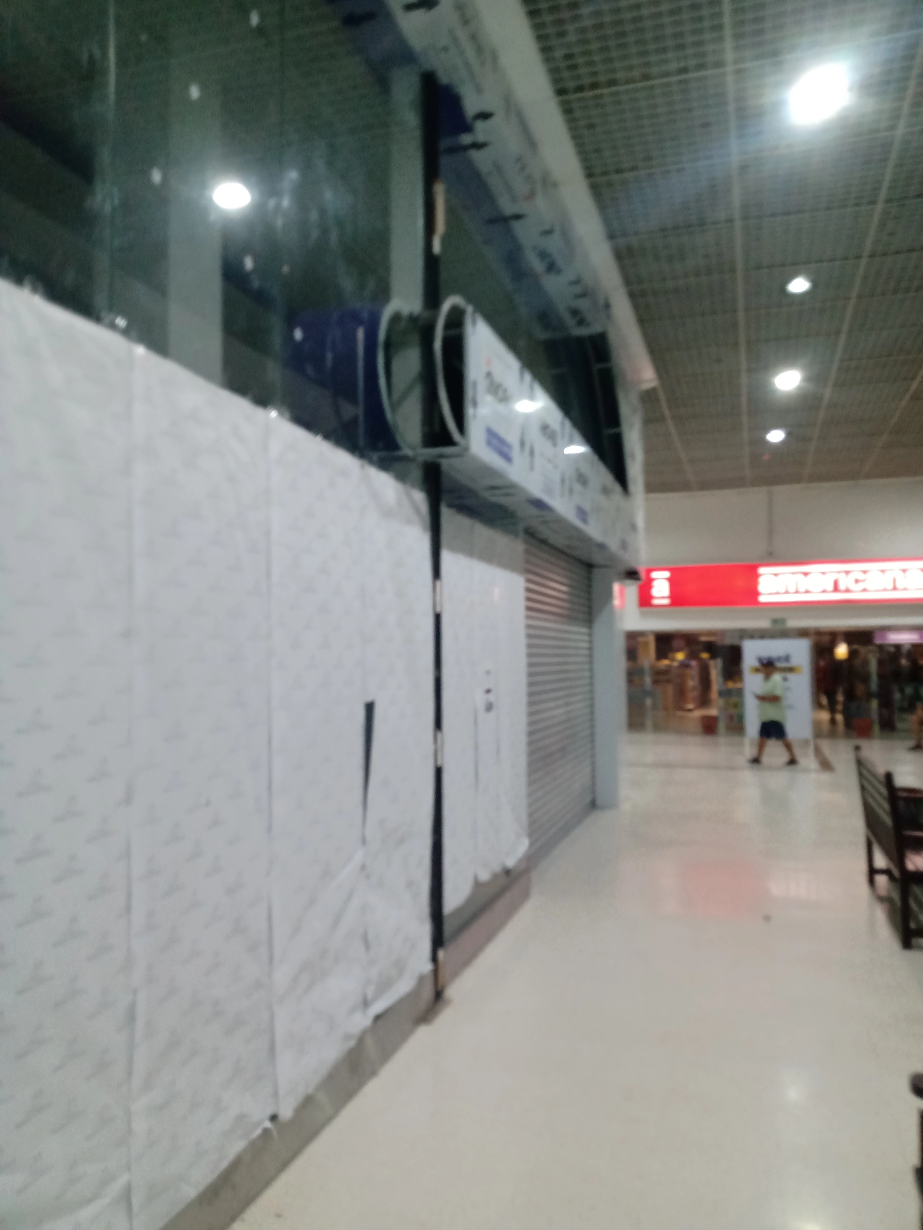 REVESTIMENTO EM ACM COM LETREIRO DE ACRILICO PRAIA SHOPPING